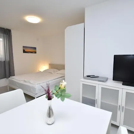 Apartments Leonardo Primosten Exterior photo