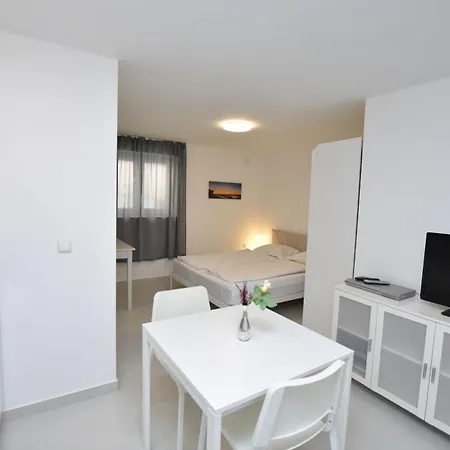 Apartments Leonardo Primosten Exterior photo